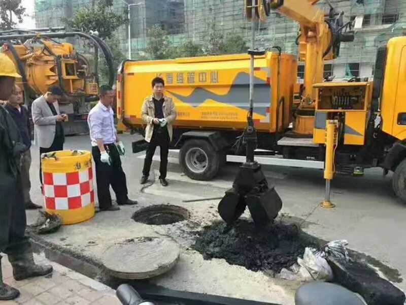 乐亭街道：网格员化身“清道夫”，为民解忧疏通“堵心”化粪池