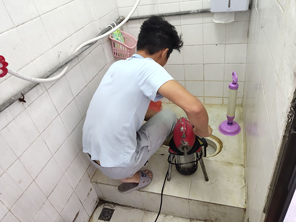 乐亭管道堵塞冒臭气 专业师傅现场解决问题